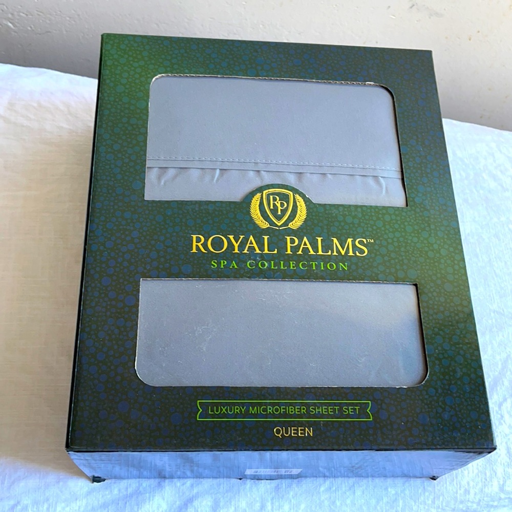 Royal Palms Bed Sheet Set. (Queen Size).